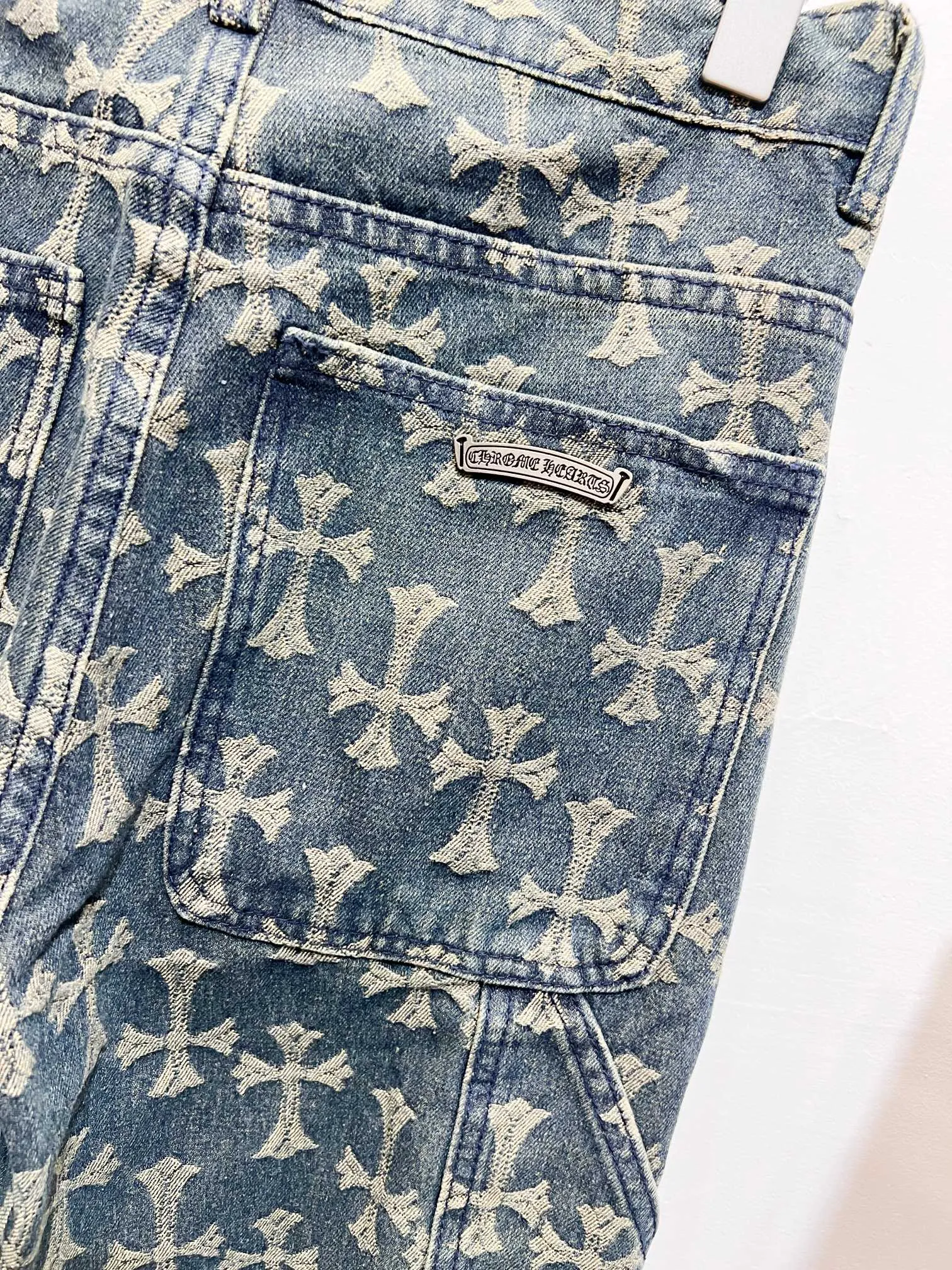 P230 Style No.: (r070) Chrome Hearts double-sided full logo jacquard dark pattern heavy-duty full-print cross jeans. The same style as the Internet celebrity star. Cross-printed denim jacket. The unique cross design element and all-over printing are full of design. It is made of 100% denim cotton fabric with heavy coarse yarn count, which ensures a stiff and tough silhouette while being soft, comfortable and breathable. The lapel is designed with silver buttons and is full of texture. The classic white cross logo is all over the dress, making it a perfect versatile style for spring and summer! Customized jacquard fabric, you can wear it in various styles. This gender-neutral shirt is a must-have for nightclubs. It can be worn as a jacket for both men and women. It can be easily worn by both men and women! The original loose version is made of high-quality pure cotton fabrics. The fabric pattern is high-definition and delicate without burrs. It is comfortable and breathable to wear. All the buttons are molded and customized. It is casual and fashionable and can be matched with any bottoms. It can be windproof and sunproof in spring and summer. It can be worn outside in autumn and winter! Easily concave shape makes you look slimmer and taller, perfect for both men and women! Customized main label, accessories, fully washable, whole body wiring, quality control, no heads!  Luxurious dark high street, Hollywood's luxury brand, 22SS's latest couple's leather cross short-sleeved T-shirts, all reflect their own unique style! Made of thick black cotton, goatskin appliqués, hand-sewn custom metal hardware, and silicone varnish printing, multiple materials collide to create a unique texture. It also incorporates ChromeHearts medieval-style Sanskrit fonts and classic horseshoes, creating a unique and charming dark texture under the graceful arcs and all-black shadows, full of artistic sense!